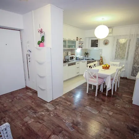 Apartment Dora *