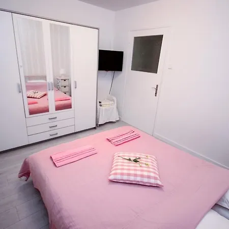 Dora Apartment Split